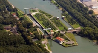 Schleusenanlage Datteln – Planung, Projektleitung und Elektroinstallation der Schleusenantriebe Leistungen: Projektleitung, Planung und Ausführung der Elektroinstallation, einschließlich Kabelwegausbau, Endverkabelung und Anschlussarbeiten Für die Schleusenanlage in Datteln übernahmen wir die komplette Projektleitung, die Planung sowie die fachgerechte Ausführung der gesamten Elektroinstallation der Schleusenantriebe. Dazu gehörten der vollständige Kabelwegausbau, die Endverkabelung und der elektrische Anschluss sämtlicher Bauteile. Ziel: Sicherstellung der Betriebsfähigkeit und Zuverlässigkeit der Schleusenanlage durch eine durchdachte Planung und professionelle Ausführung aller elektrotechnischen Arbeiten.