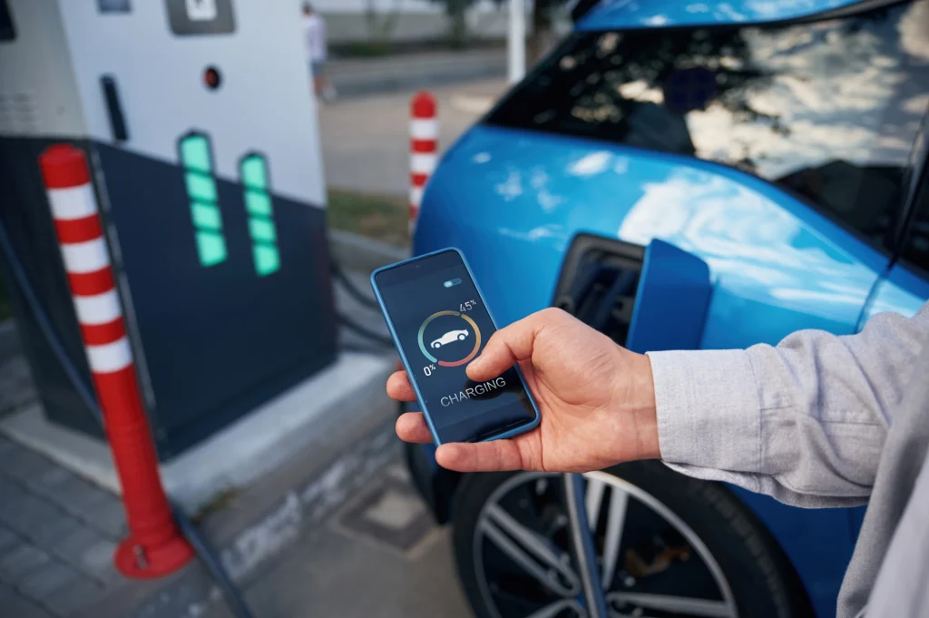 Moderne Elektroauto-Ladestation in Smart City – zukunftssichere Ladeinfrastruktur von Vertron Systems
